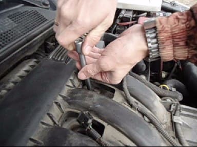 How to change the spark plugs of a Renault Megan-2 car