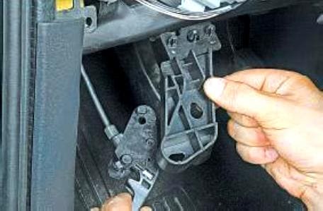 Entfernen und Ersetzen von Teilen der Motorhaube Renault Megane 2