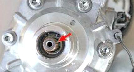 Extracción y reparación del accionamiento del compresor de aire acondicionado Renault Megan 2