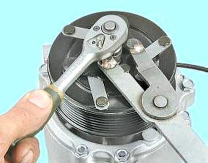 Снятие и ремонт привода компрессора кондиционера Рено Меган 2