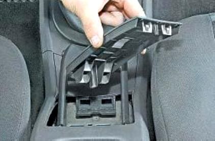 Replacing the center console Renault Megan 2