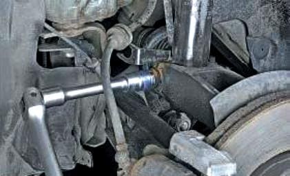 Replacing the front shock strut Renault Megan 2