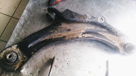 Replacing front suspension arm Renault Megan 2