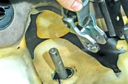 How to remove the Renault Megane 2 steering gear and rods