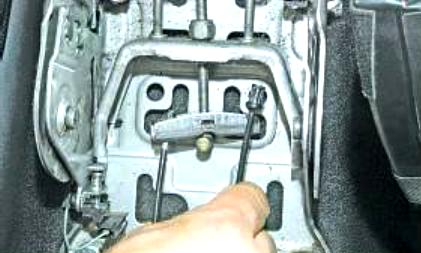 Reemplazo del cable del freno de mano en Renault Megane 2