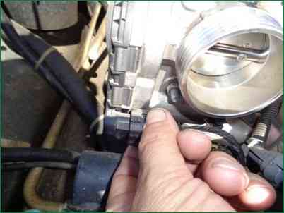 How to remove and install the Chevrolet Niva electric throttle assembly