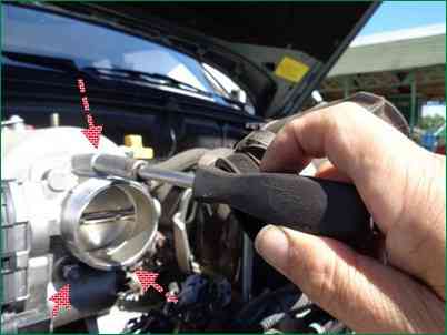 Cómo quitar e instalar el conjunto del acelerador eléctrico del Chevrolet Niva