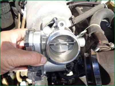 How to remove and install the Chevrolet Niva electric throttle assembly