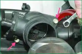 Заміна повітряного фільтра двигуна Niva Chevrolet