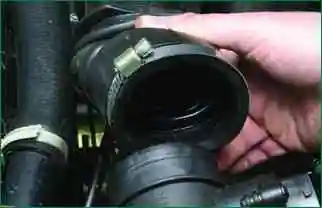 Заміна повітряного фільтра двигуна Niva Chevrolet