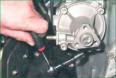 How to replace a Chevrolet Niva engine coolant pump