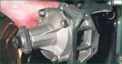 How to replace a Chevrolet Niva engine coolant pump