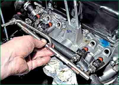 Removing and installing Niva Chevrolet fuel rail
