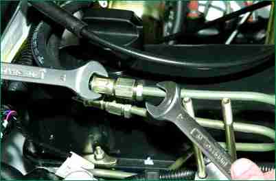 Снятие и установка топливной рампы Niva Chevrolet
