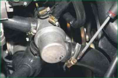 Chevrolet Niva engine thermostat replacement