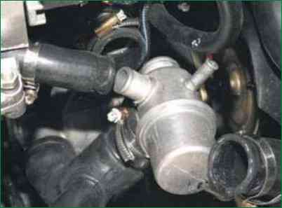 Replacing the engine thermostat Niva Chevrolet