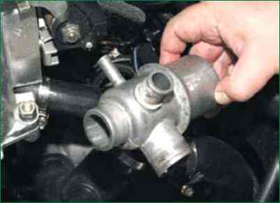 Reemplazo del termostato del motor Chevrolet Niva