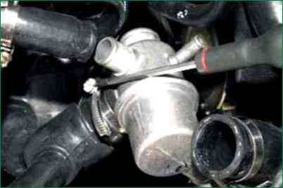 Chevrolet Niva engine thermostat replacement