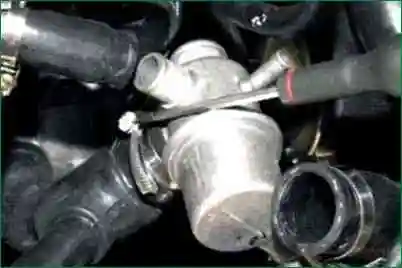 Chevrolet Niva engine thermostat replacement Chevrolet Niva engine thermostat replacement