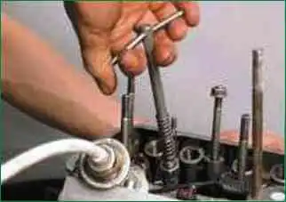 Niva Chevrolet Zylinderkopfventile schleifen