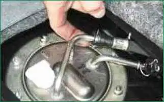 Cómo reemplazar una bomba de combustible Niva Chevrolet