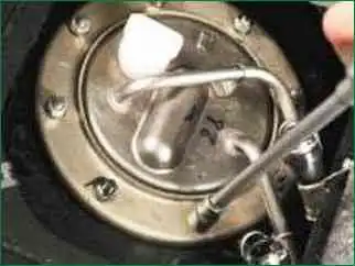 Cómo reemplazar una bomba de combustible Niva Chevrolet