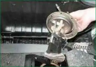 Cómo reemplazar una bomba de combustible Niva Chevrolet