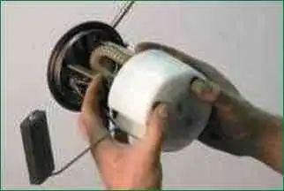 Cómo reemplazar una bomba de combustible Niva Chevrolet