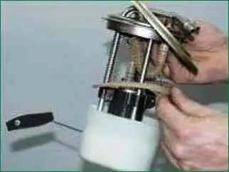 Cómo reemplazar una bomba de combustible Niva Chevrolet