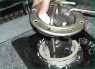 Cómo reemplazar una bomba de combustible Niva Chevrolet