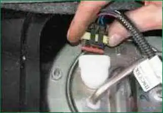 Cómo reemplazar una bomba de combustible Niva Chevrolet