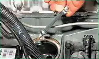 Spülung des Kurbelgehäuseentlüftungssystems eines Chevrolet Niva-Autos Spülung des Kurbelgehäuseentlüftungssystems eines Niva-Chevrolet-Autos