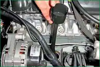 Spülung des Kurbelgehäuseentlüftungssystems eines Chevrolet Niva-Autos Spülung des Kurbelgehäuseentlüftungssystems eines Niva-Chevrolet-Autos