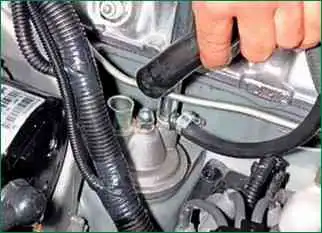 Spülung des Kurbelgehäuseentlüftungssystems eines Chevrolet Niva-Autos Spülung des Kurbelgehäuseentlüftungssystems eines Niva-Chevrolet-Autos