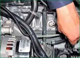 Spülen des Kurbelgehäuseentlüftungssystems eines Chevrolet Niva-Autos Spülen des Kurbelgehäuseentlüftungssystems eines Chevrolet Niva-Autos