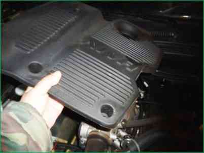 Removing and installing decorative engine cover Niva Chevrolet
