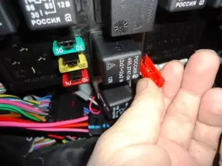 Fusibles y relés VAZ-2123