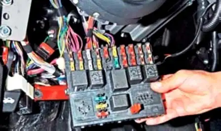 Fusibles y relés VAZ-2123