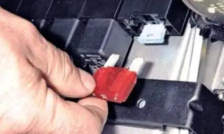 Fusibles y relés VAZ-2123