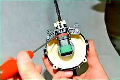 Austausch von Glühbirnen und Nebelscheinwerfergehäuse eines Chevrolet Niva-Autos