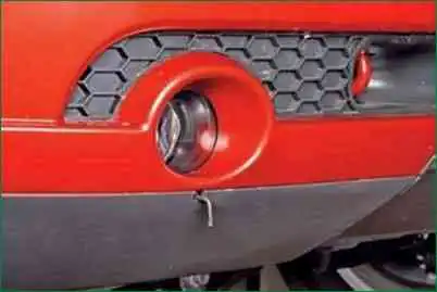 Austausch der Lampen und des Nebelscheinwerfergehäuses des Chevrolet Niva