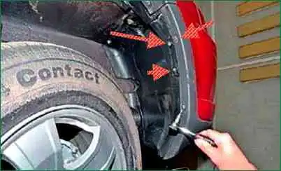 Austausch der Lampen und des Nebelscheinwerfergehäuses des Chevrolet Niva