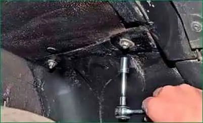 Austausch der Lampen und des Nebelscheinwerfergehäuses des Chevrolet Niva