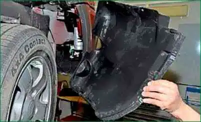 Austausch von Lampen und Nebelscheinwerfergehäuse eines Chevrolet Niva-Autos