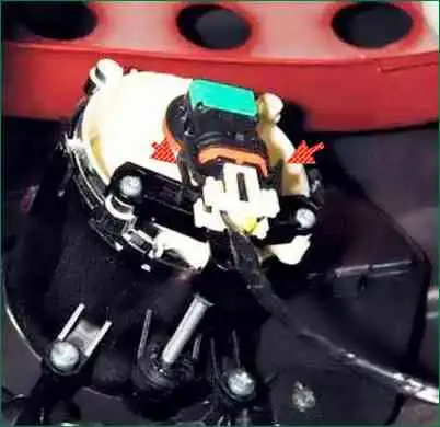 Austausch von Lampen und Nebelscheinwerfergehäuse eines Chevrolet Niva-Autos