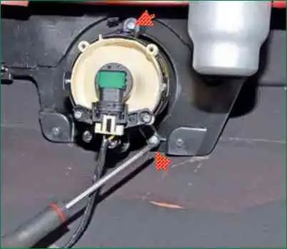 Austausch von Lampen und Nebelscheinwerfergehäuse eines Chevrolet Niva-Autos