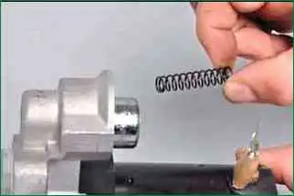 VAZ-2123 Anlasserreparatur