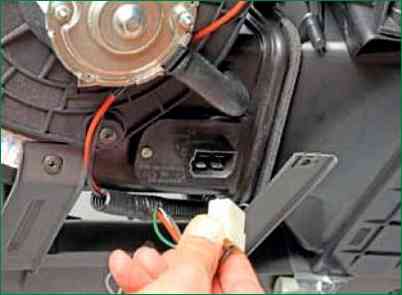 How to remove the air conditioner evaporator of a VAZ-2123 car