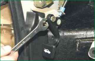 How to remove the hood and hood lock VAZ-2123