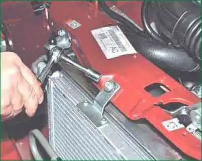 How to remove the VAZ-2123 air conditioner condenser